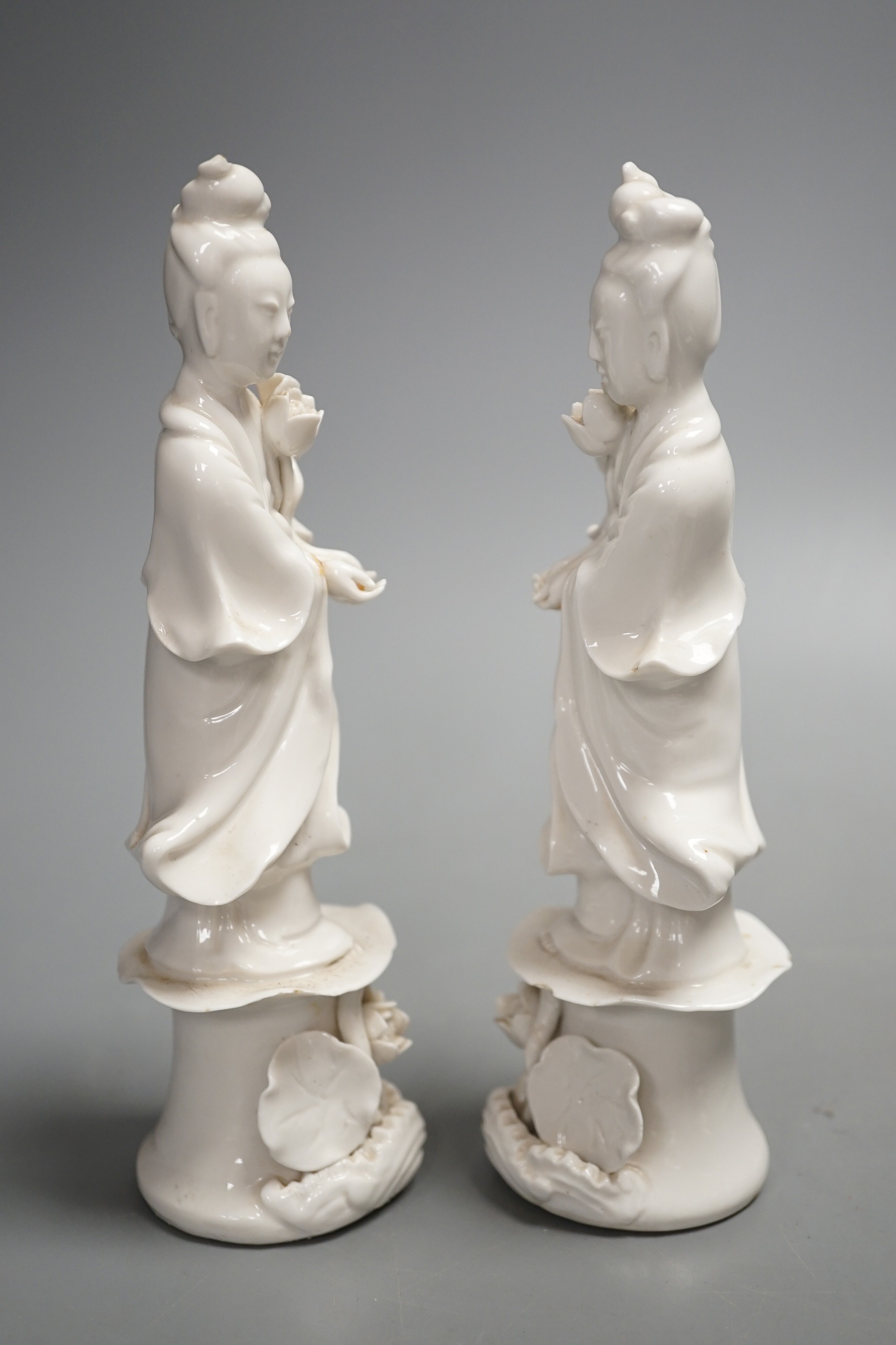 An 18th century Chinese lidded porcelain tureen and a pair of blanc de chine figures 18cm